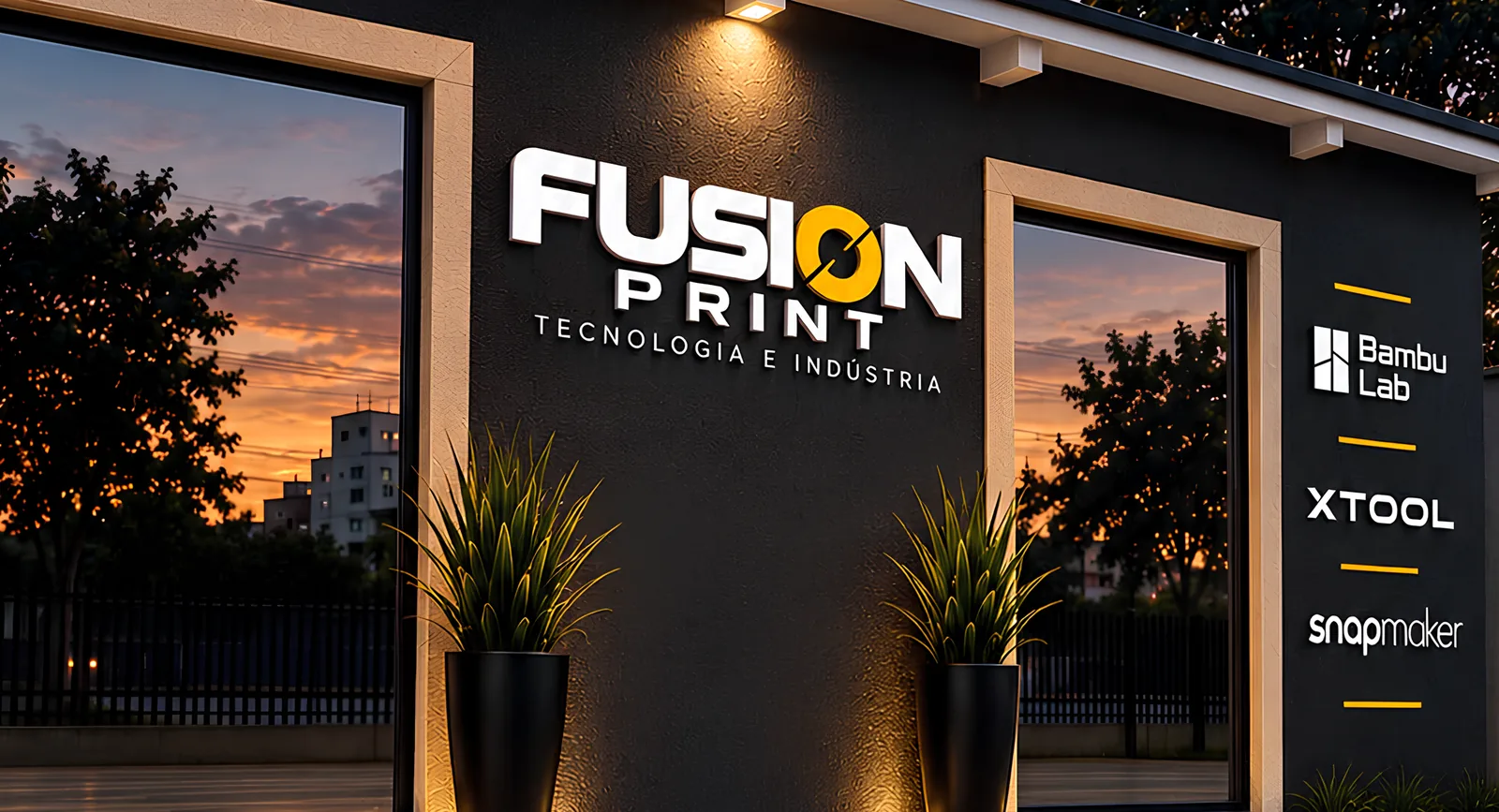Fachada da loja Fusion Print à noite, com o letreiro Fusion Print Tecnologia e Indústria e as marcas Bambu Lab, xTool e Snapmaker